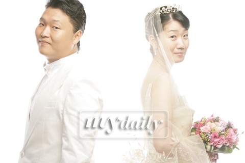 Tháng 10/2006, sau khi xuất ngũ, Psy kết hôn với cô Yoo Hye Yeon, người bạn gái mà anh yêu trong suốt 3 năm rưỡi. Thế nhưng sau khi có cáo buộc rằng Psy vẫn chưa hoàn thành nghĩa quân sự và vì vậy anh đã phải quay lại doanh trại để tiếp tục hoàn thành nghĩa vụ người lính vào tháng 8/2007 và trở về vào hè 2009. Trong khoảng thời gian đó,Psy đã học được rất nhiều kinh nghiệm sống nhưng có điều anh thấy mình thật thiếu trách nhiệm khi anh đang trong quân ngũ nhiệm kỳ 2 cũng là lúc vợ anh sinh hạ 2 cô con gái.